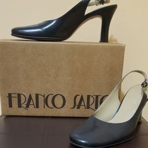 Navy blue, sling back shoe